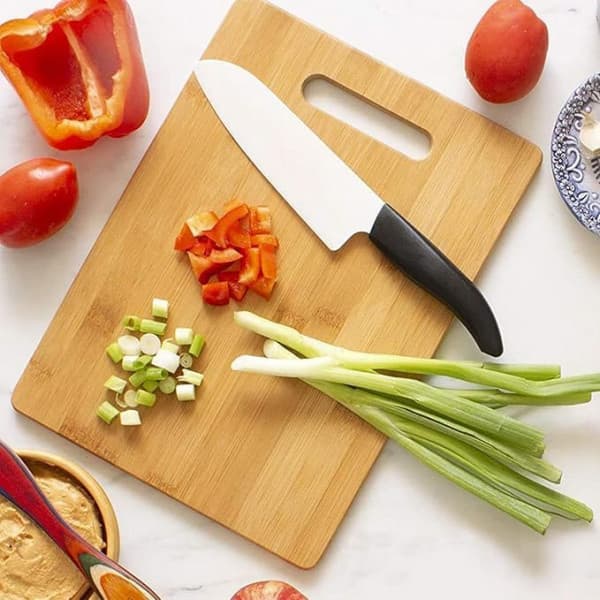 WOODEN CHOPPING BOARD (21 x 31 x 1.8 CMS) SMALL