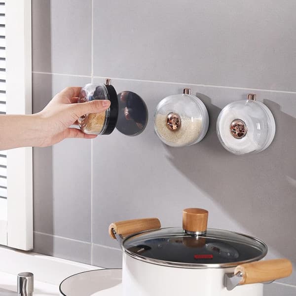 MAGNETIC SPICE CONTAINERS WITH SHAKER LIDS
